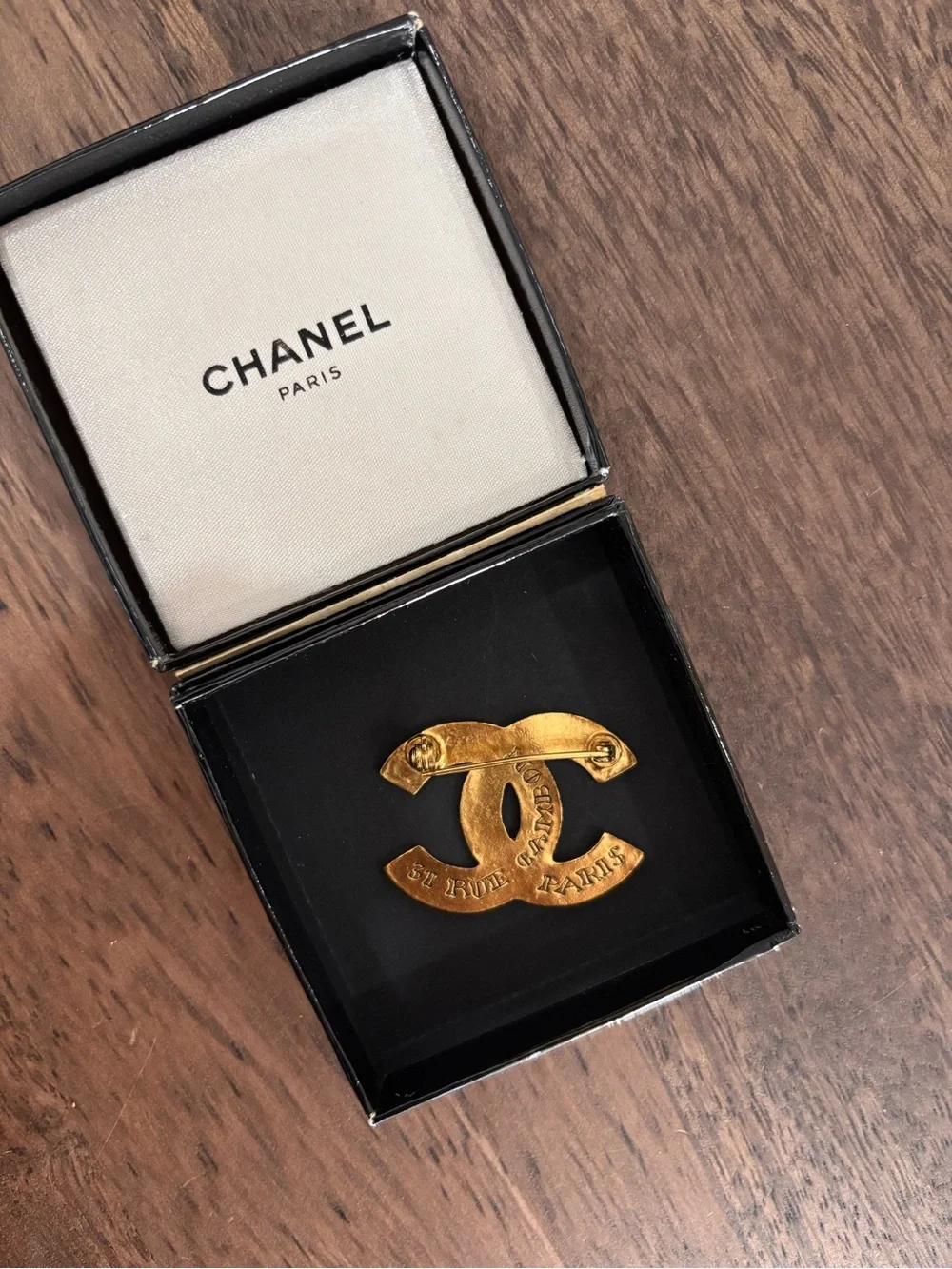 Authentic CHANEL RARE metal gold tone 1999 pin brooch